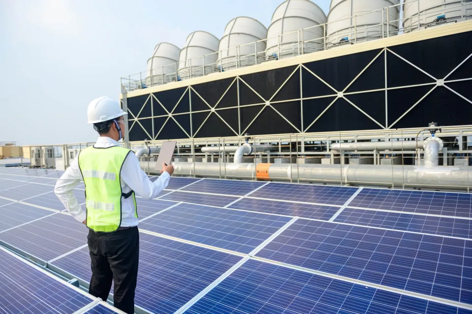 Panouri fotovoltaice pe clădire industrială