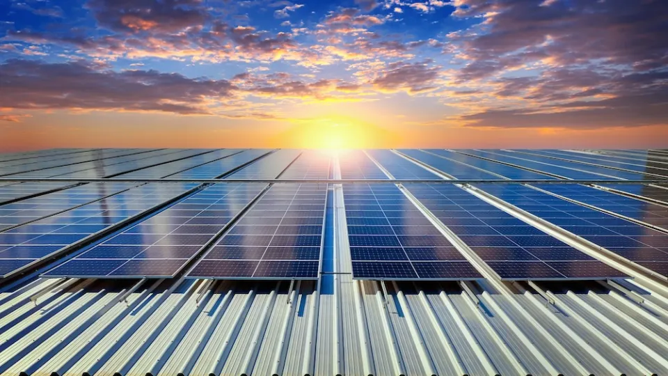 Sistem fotovoltaic comercial pe acoperișul unei hale